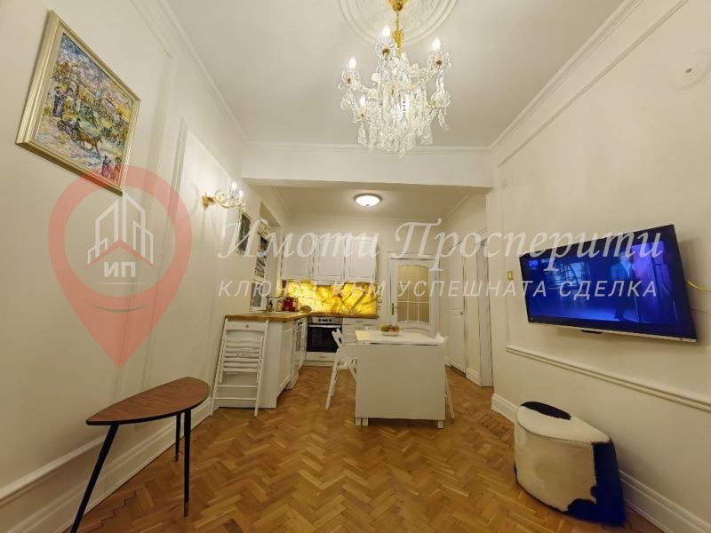 Дава се под наем Тристаен апартамент в София, Център - 75 кв.м за 1050 € - Снимка #2