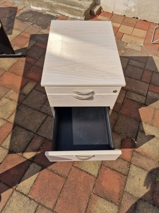 Vând Birou casetieră