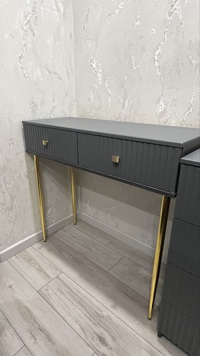 Крашенная консоль на ножках