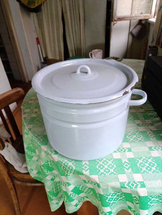 Кастрюля на 14-15литров.