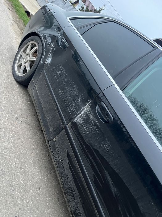 Audi A4 ușor avariat