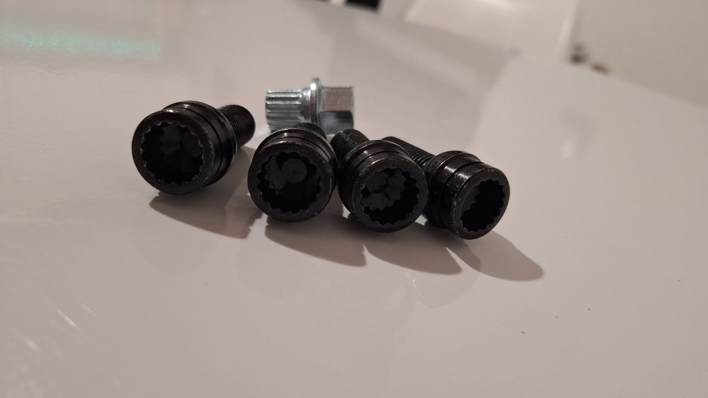 ANBOO 4 șuruburi de roți din oțel cu piulițe de roată, model M14 x 1,5