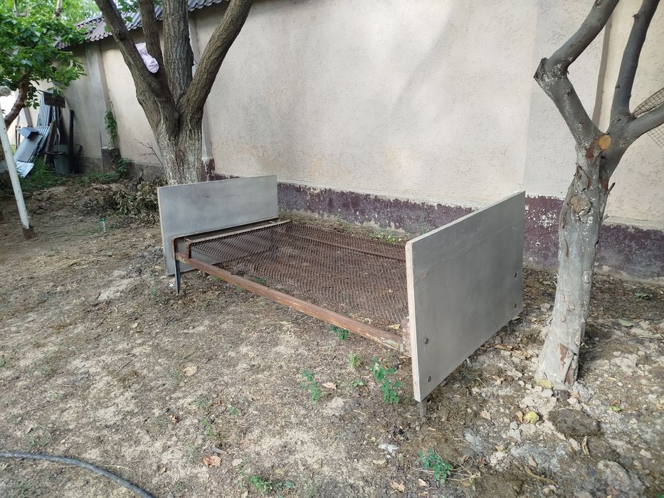 Железный кровать