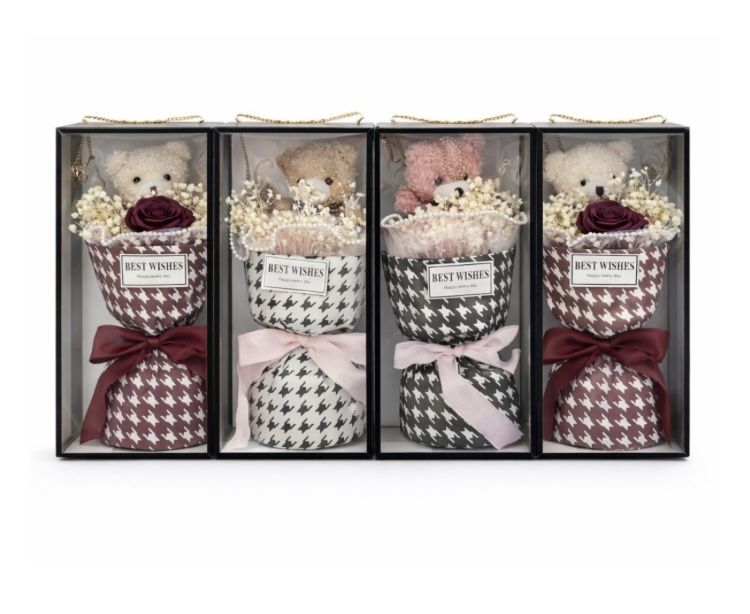 Buchet Valentine’s Day cu trandafir și ursuleț – cadou romantic