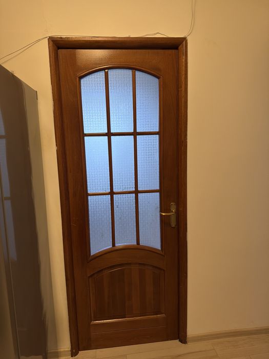 Usa de lemn masiv lacuita de interior in stare perfecta