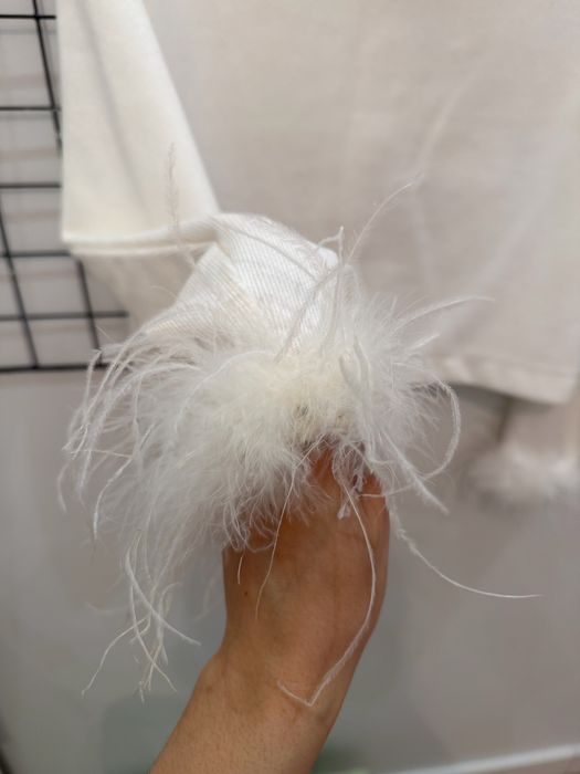 Белая блуза с перьями