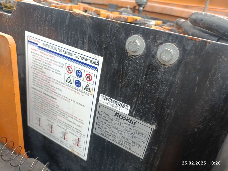 Продается вилочный погрузчик электрический с зарядным устройством.