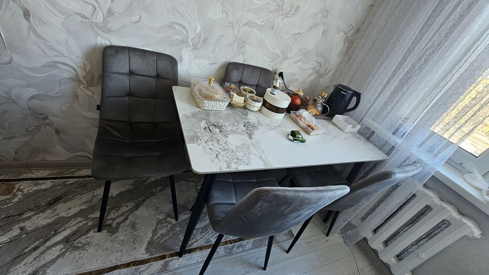 Продаю стол со стульями