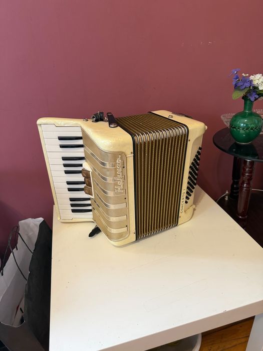 Продавам акорден Hohner бял седеф