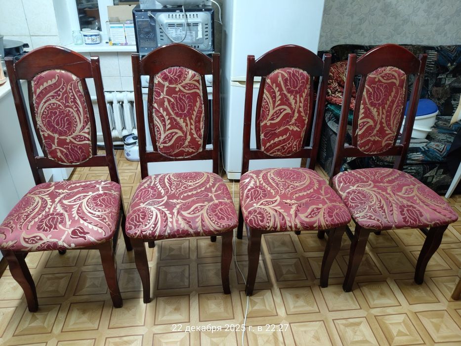 Стулья с высокой спинкой