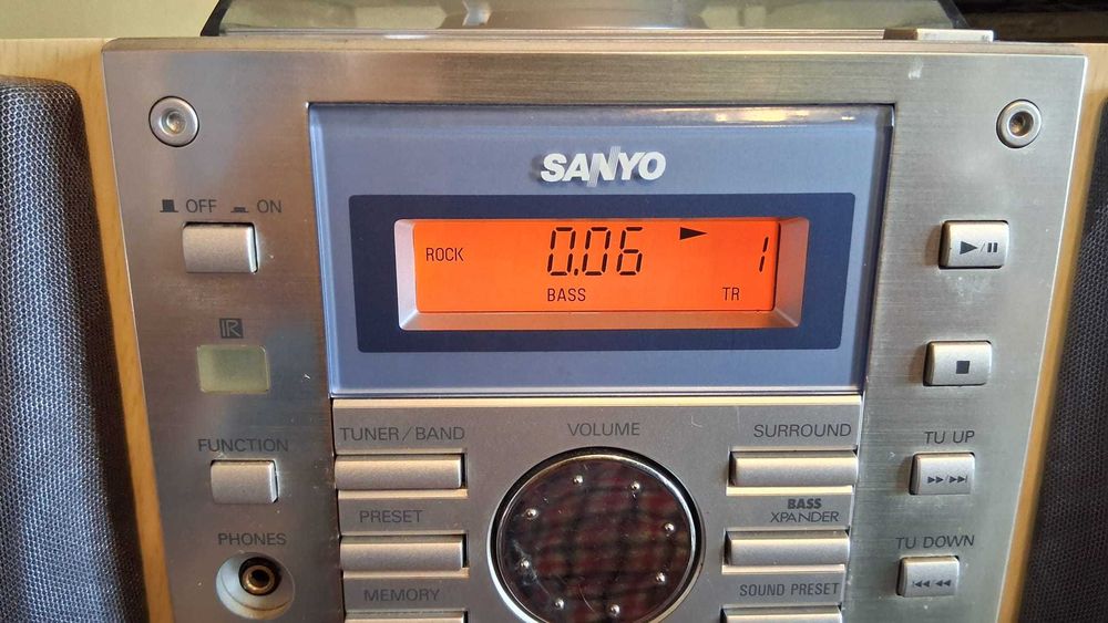 Mini sistem audio cu CD si 2 boxe Sanyo cu telecomanda