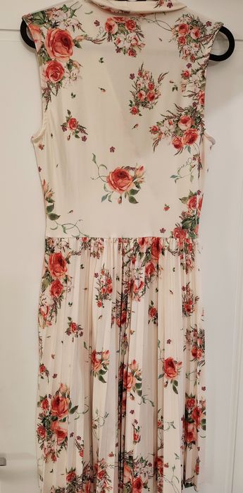 Чисто нова рокля с плисе MOHITO