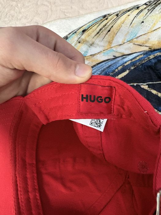 Șapcă Hugo Boss roșie ORIGINALĂ – stare foarte bună