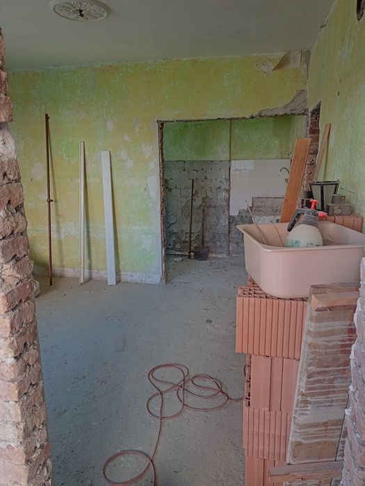 Продавам етаж от къща до басейна с гараж  136000 €.