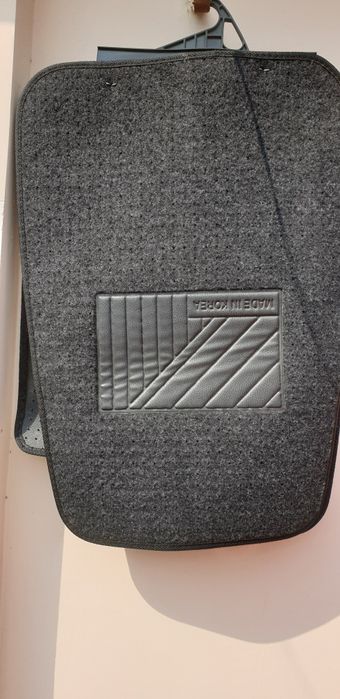 Коврик универсал для любого легковой автомобиля.  Polik sotiladi .