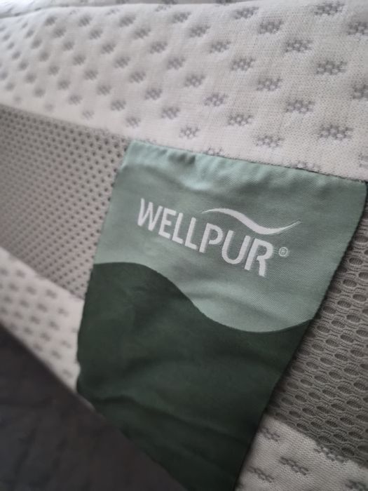 Продавам чисто нова спалня с две нощни шкафчета.