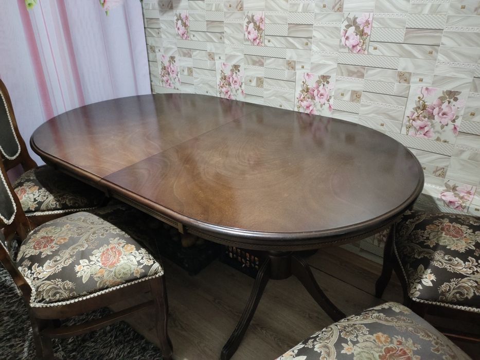 Комод с зеркалом . Стол.