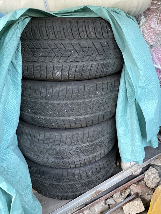 зимни гуми  PIRELLI SKORPION  в добро състояние
