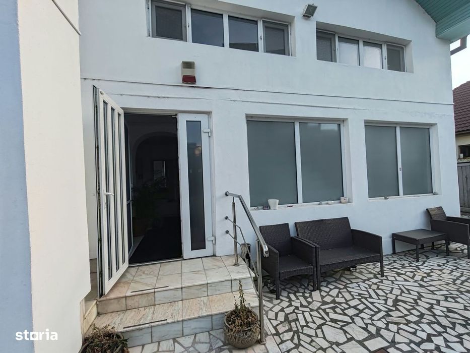Casă 8 camere, curte generoasă