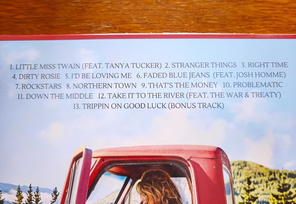 Грамофонна плоча с автобиографичния албум на Шаная Туейн “Little Miss Twain“, издаден през юли 2026 г.