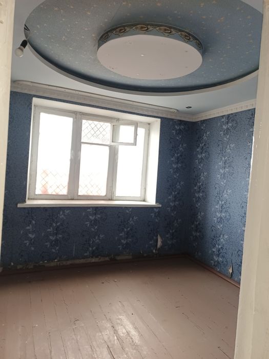 Уй сотилади 3 хонали гиштлик 1 этаж офис.магазин килса бу́лади