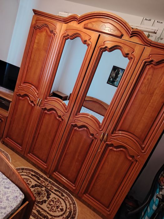 Dormitor complet în stare foarte bună – dulap, pat, noptiere, comodă