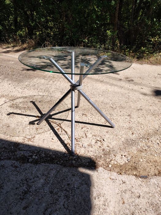 Стъклени маси и бели кожени столове