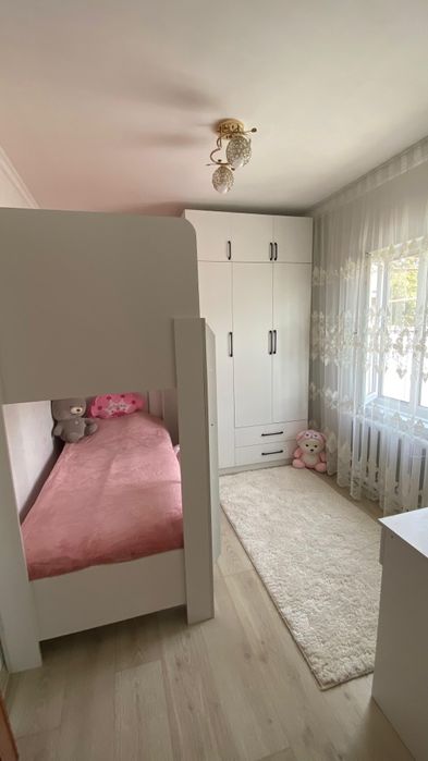 Продам двухъярусную кровать детский шкаф