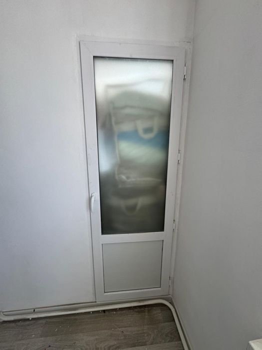 Продам пластиквую дверь