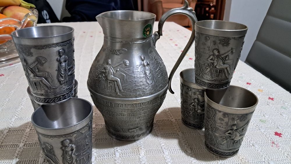 Carafa  0,7 l  si 6 pahare  din staniu cu acelas model