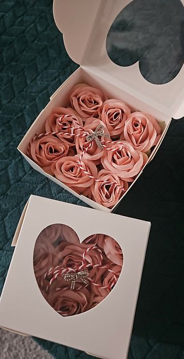 Martișoare din trandafiri si broșă