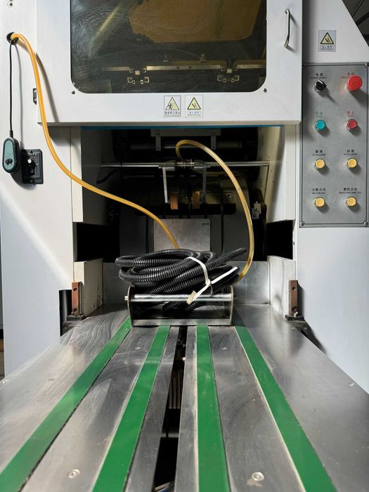 Mașina de fabricat/produs pungi din hârtie Kraft.