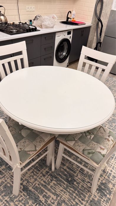 Стол со стульями