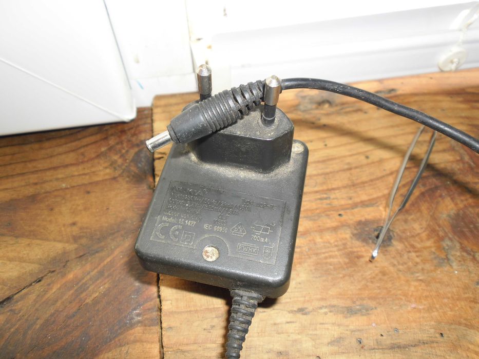 Продавам адаптери  3.7V  355mA,  9V 800mA ,  и от старите Nokia