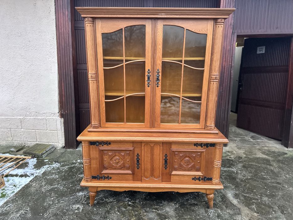 Класическа витрина с шкаф