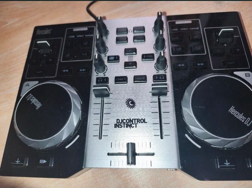 consola dj hercules instinct