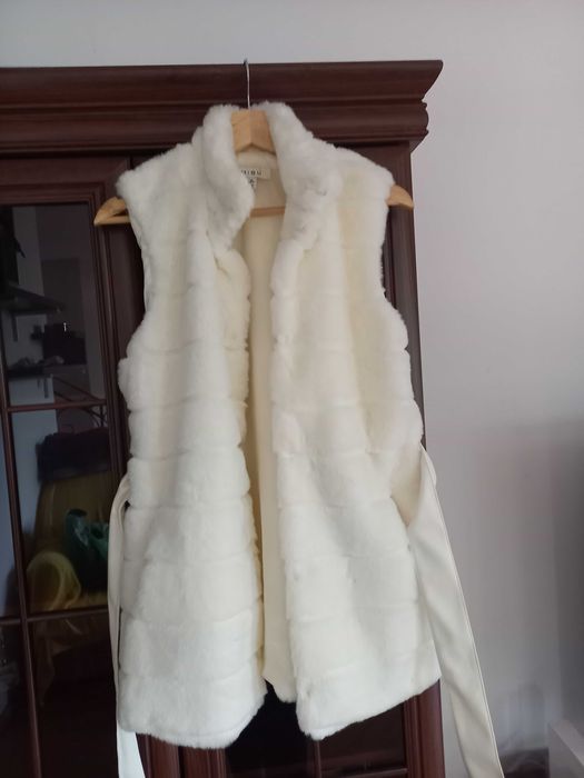 Vesta din blanita alba cu cordon piele