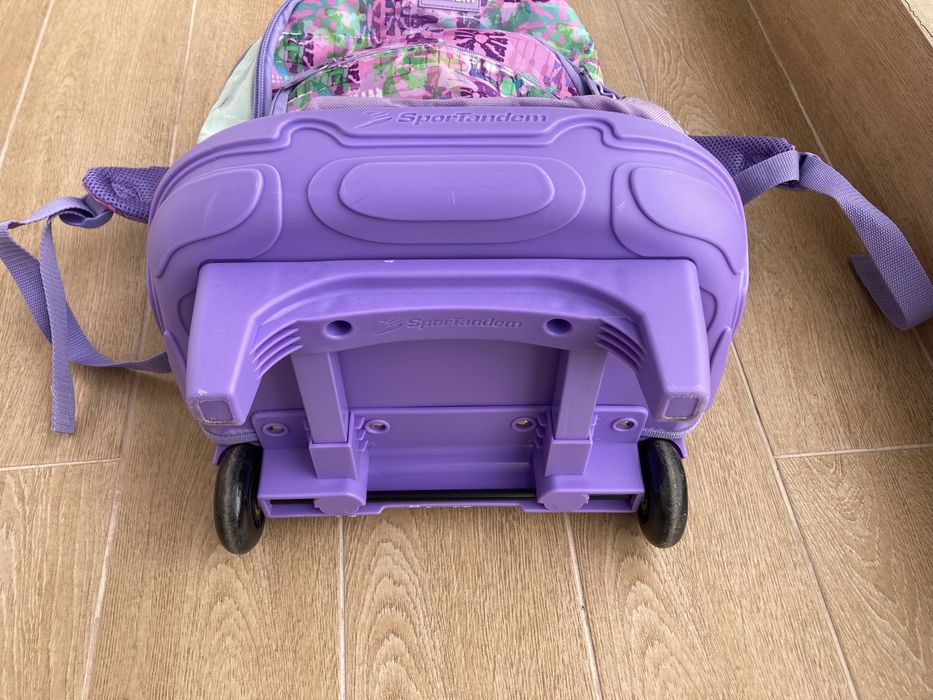 Продавам ученическа раница на колелца