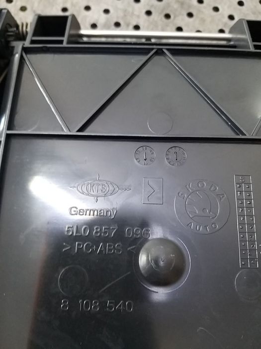 Sertar bord skoda yeti 5l 5l0857096