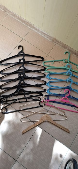 Продам вешалки (плечики)