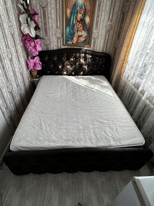 Кровать с матрасом