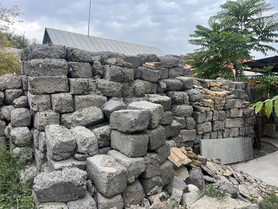 Отдам бесплатно старый шлакоблок