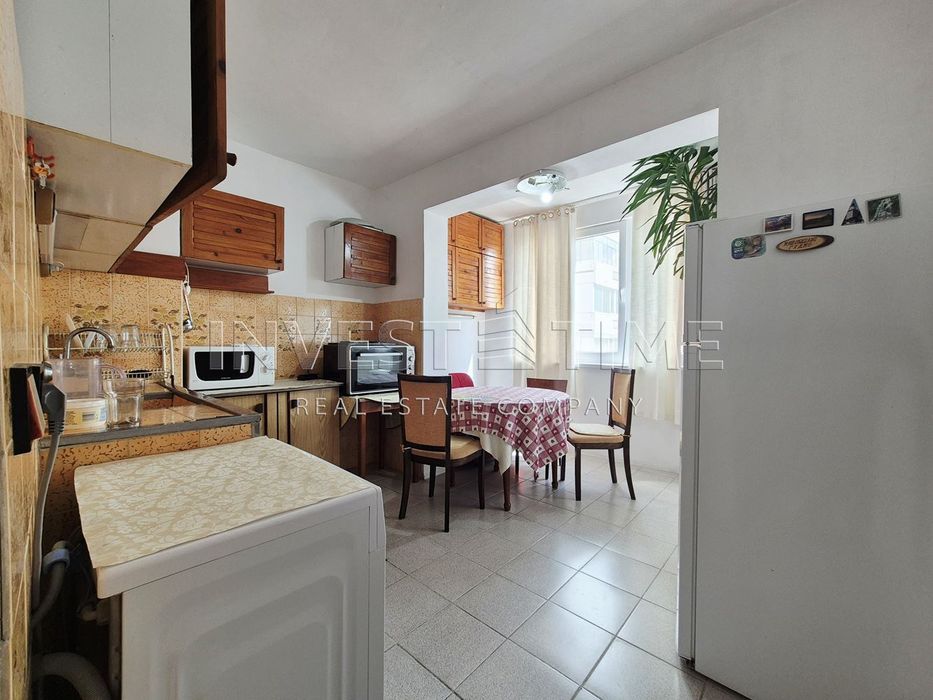 Цветен квартал, три отделни стаи, 60 кв.м чисти, среден етаж!