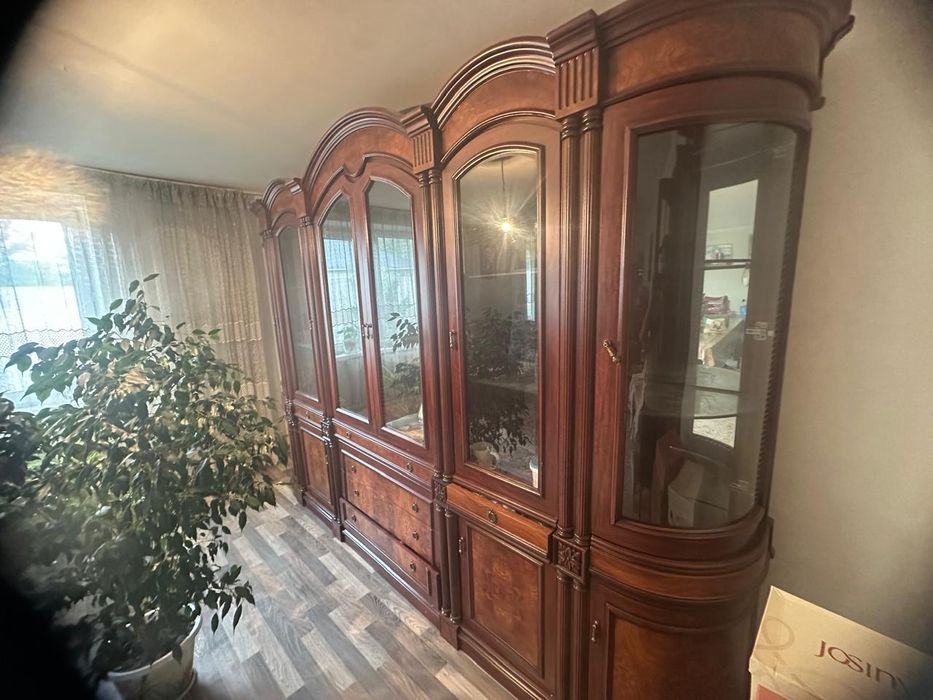 Сервант продается