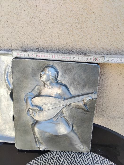 Vând tablouri din aluminiu turnat.