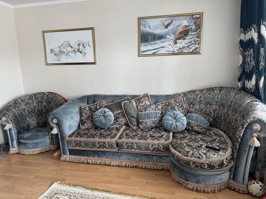 Срочно продам диван с креслом