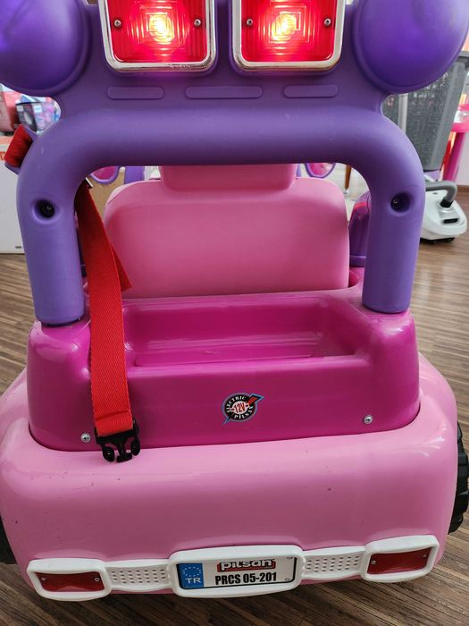 Акумулаторен детски джип за момиченце.