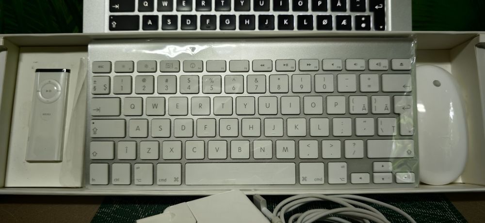 MacBook Air 13” + Tastatură Apple + Mouse Apple – impecabil – Ventura – baterie excelentă