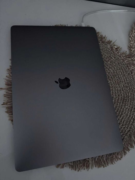 MacBook Pro Touchbar, i9, 16gb Ram