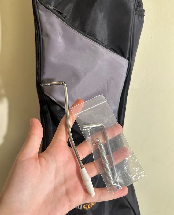 Chitară electrică Squier Bullet Strat HSS + husă + whammy bar + corzi